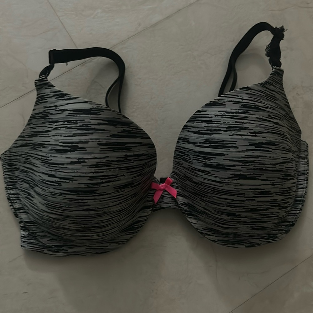 NWOT 34DD Victoria Secret Demi Bra